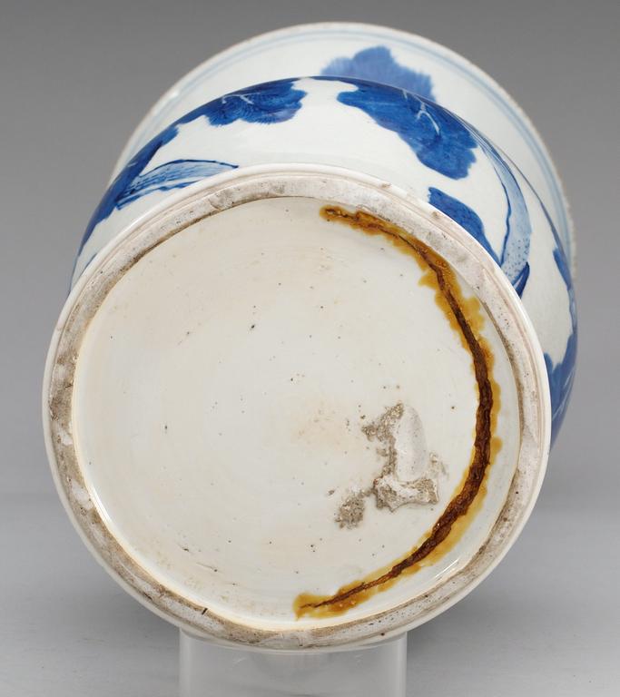 A blue and white vase, Qing dynasty, Kangxi (1662-1722).