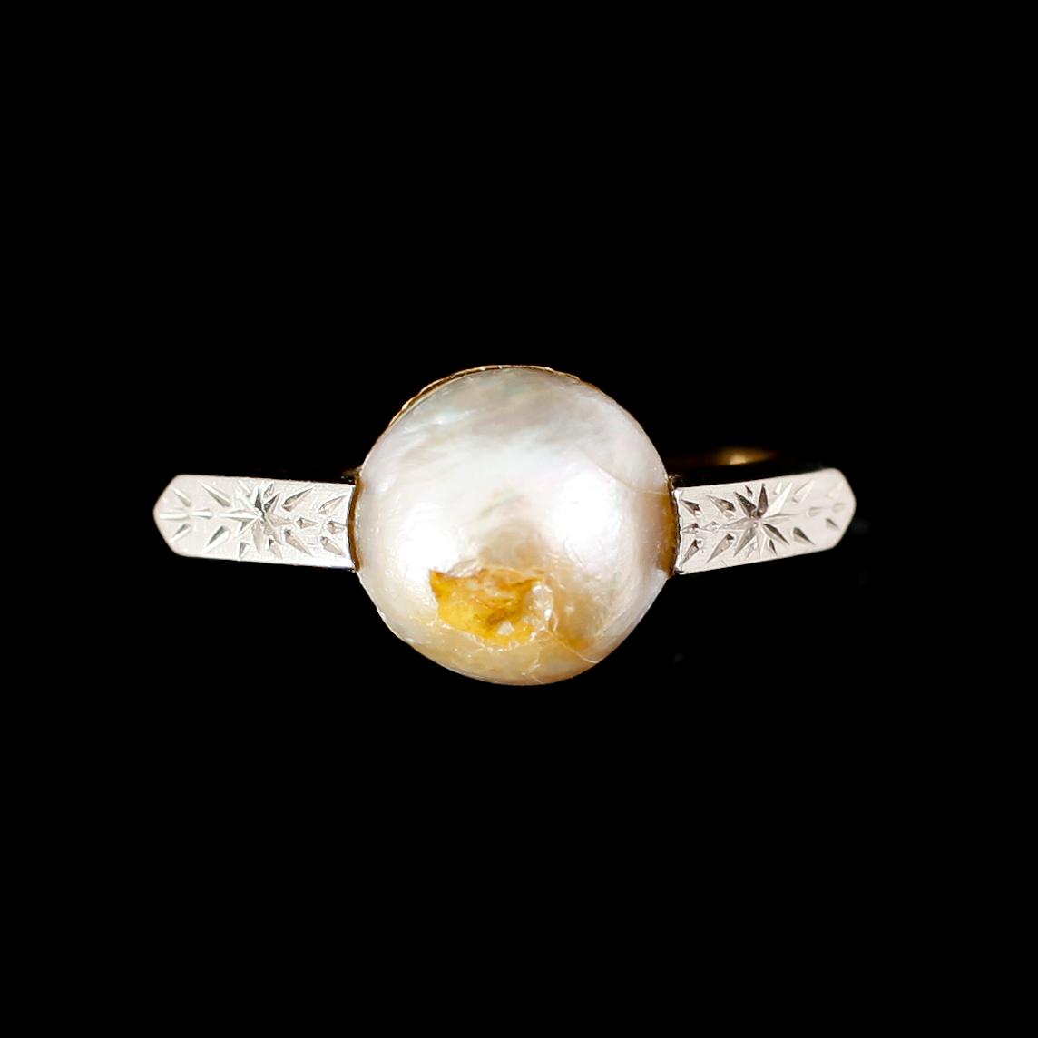 RINGAR, 2 st, 18 k guld, med pärla och bergkristall. Total vikt ca 7 gram.