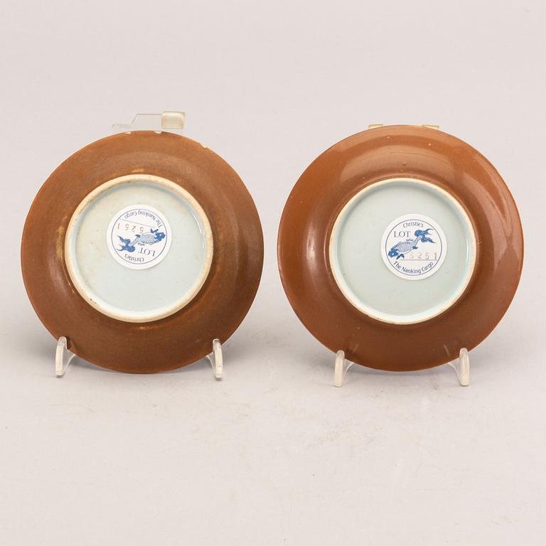 A set of two porcelain cups and saucers and two extra saucers, Qing dynasty, Kangxi (1662-1722).