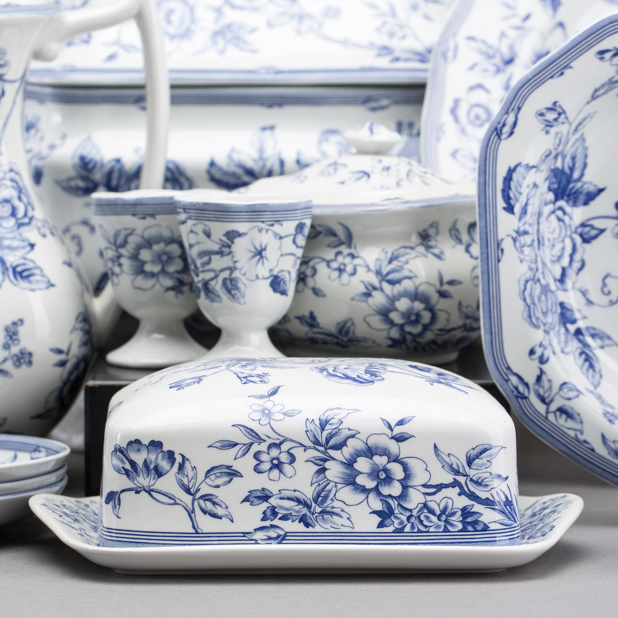 A SET OF 46 PIECES 