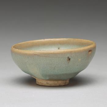 A 'Jun-glazed' bowl, Song/Yuan dynasty.