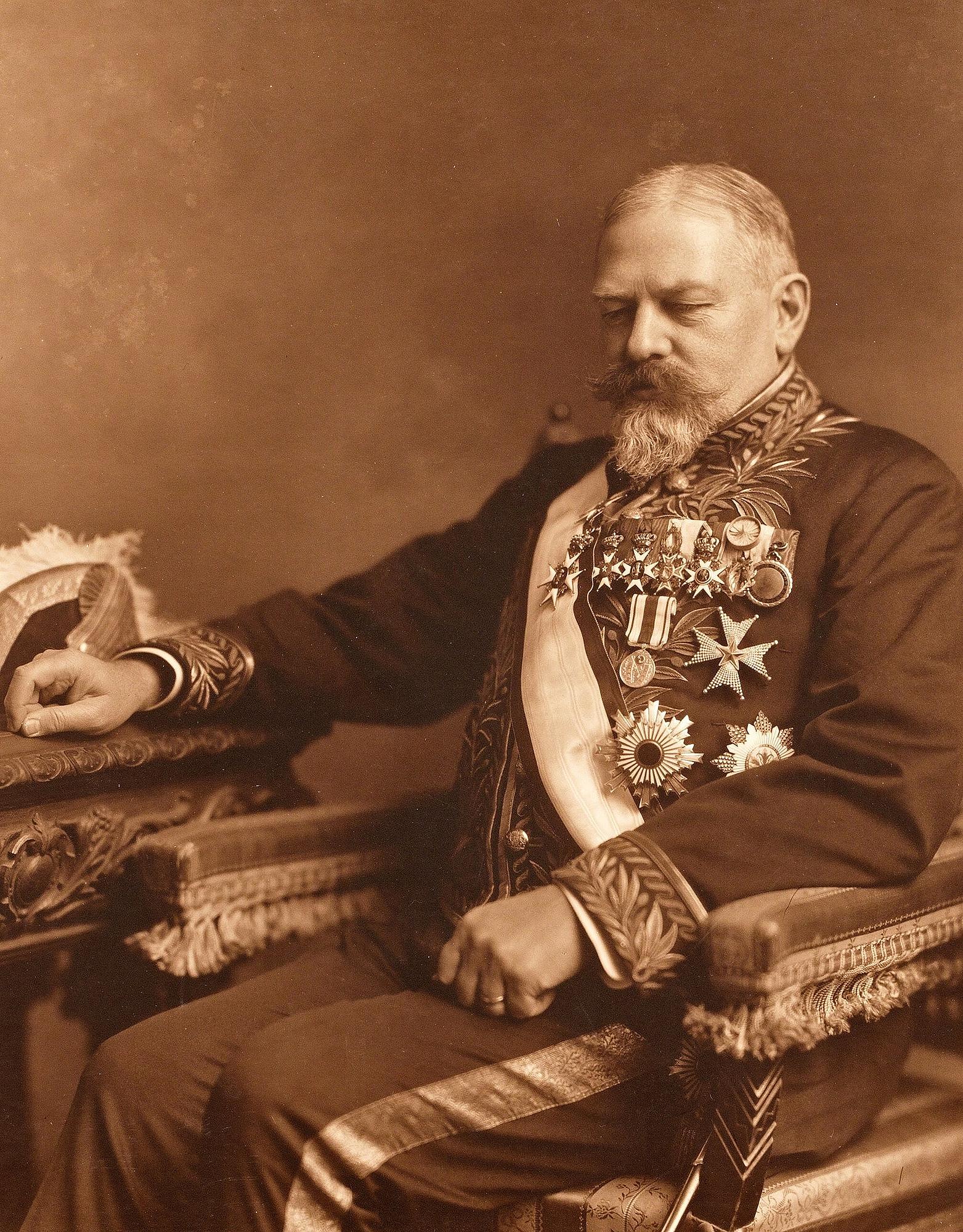 A Chinese Transitional wucai jar, 17th century.