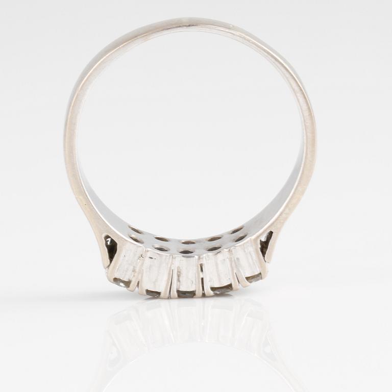 RING, 18K vitguld med briljantslipade diamanter samt  fasettsliapde blå safirer. Vikt 4,6 gram.