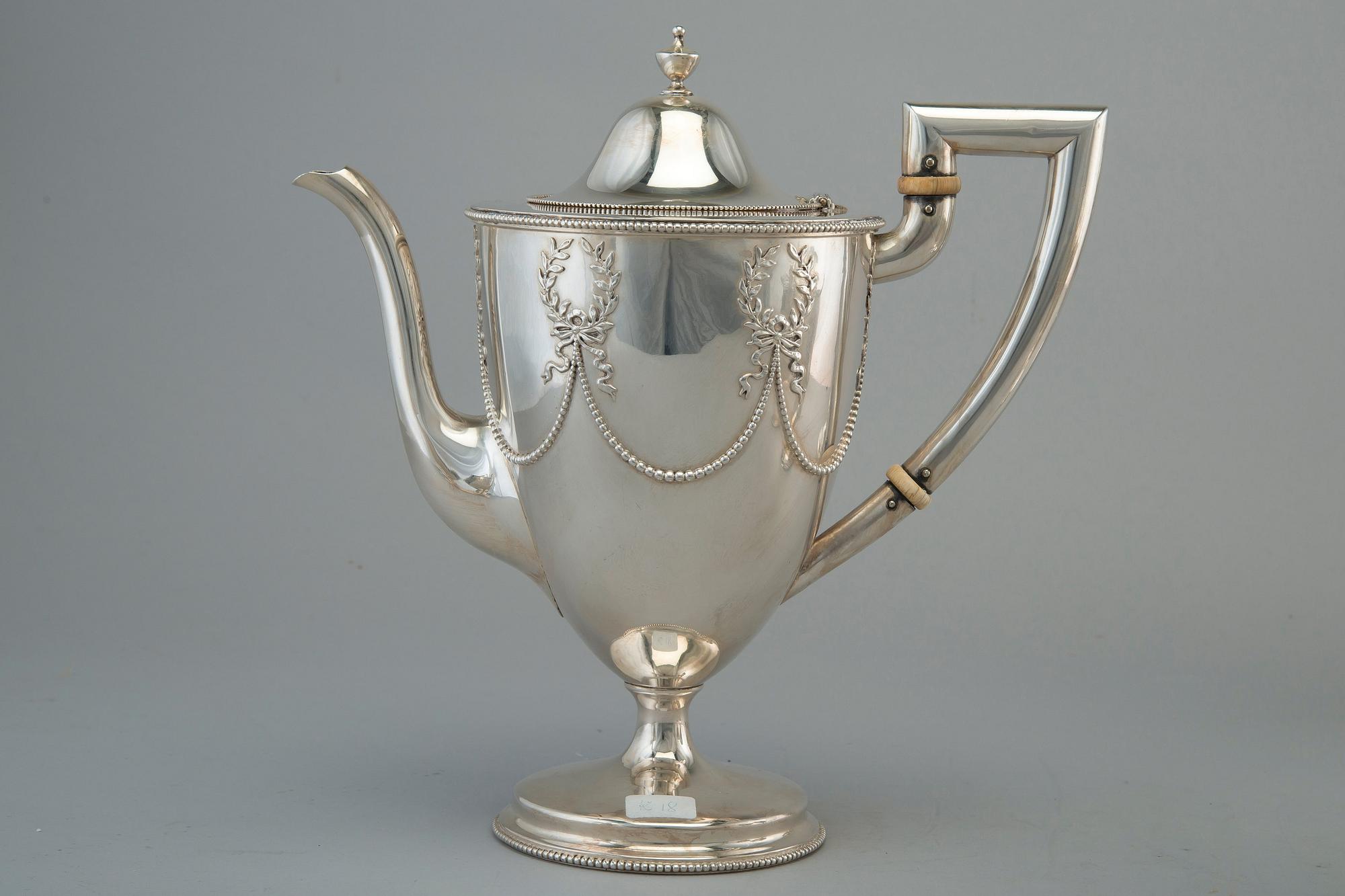 TEE- JA KAHVIKALUSTO, 5 osaa. Sterling hopeaa. J. E. Caldwell Philadephia Pennsylvania USA 1800 l. loppu.
Paino 3012 g.