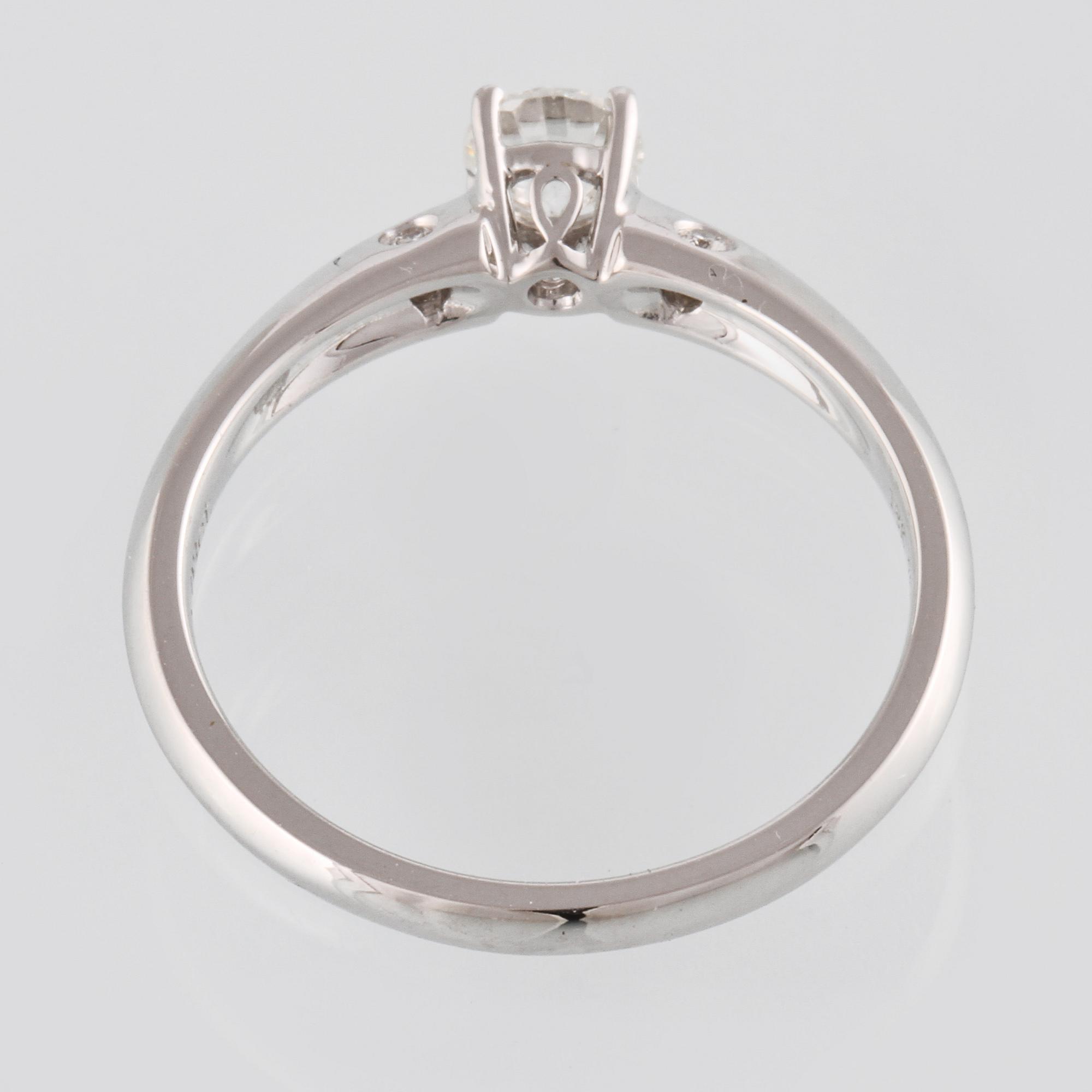 RING, 18K vitguld med briljantslipad diamant 0.38 ct samt 4 små briljantslipade diamanter ca 0.03 ct. Vikt 2,8 gram.