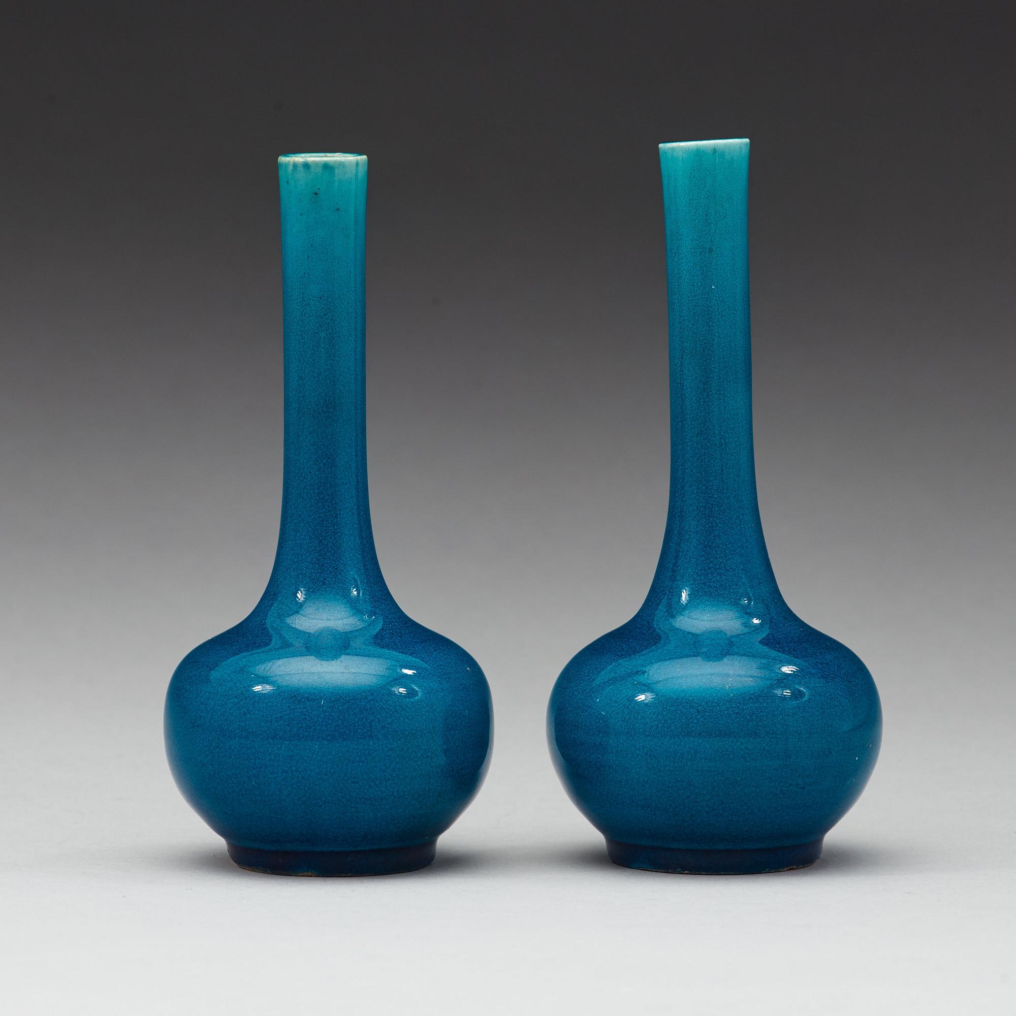 A pair of turkoise glazed vases, late Qing dynasty, circa 1900.