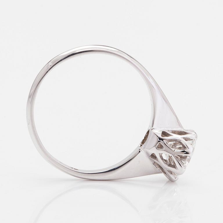 Ring, solitär, 14K vitguld, med en briljantslipad diamant ca 1.26 ct.