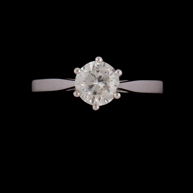 RING, 18k vitguld med briljantslipad diamant, 1.03 ct. Vikt 3 g.