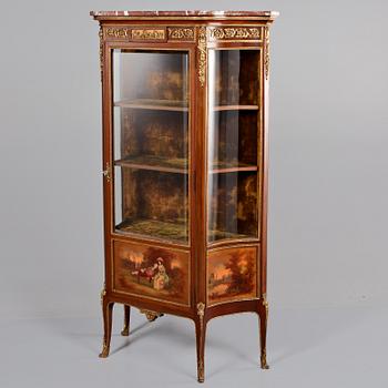 VITRINSKÅP, Louis XVI-stil, omkring 1900-talet mitt.