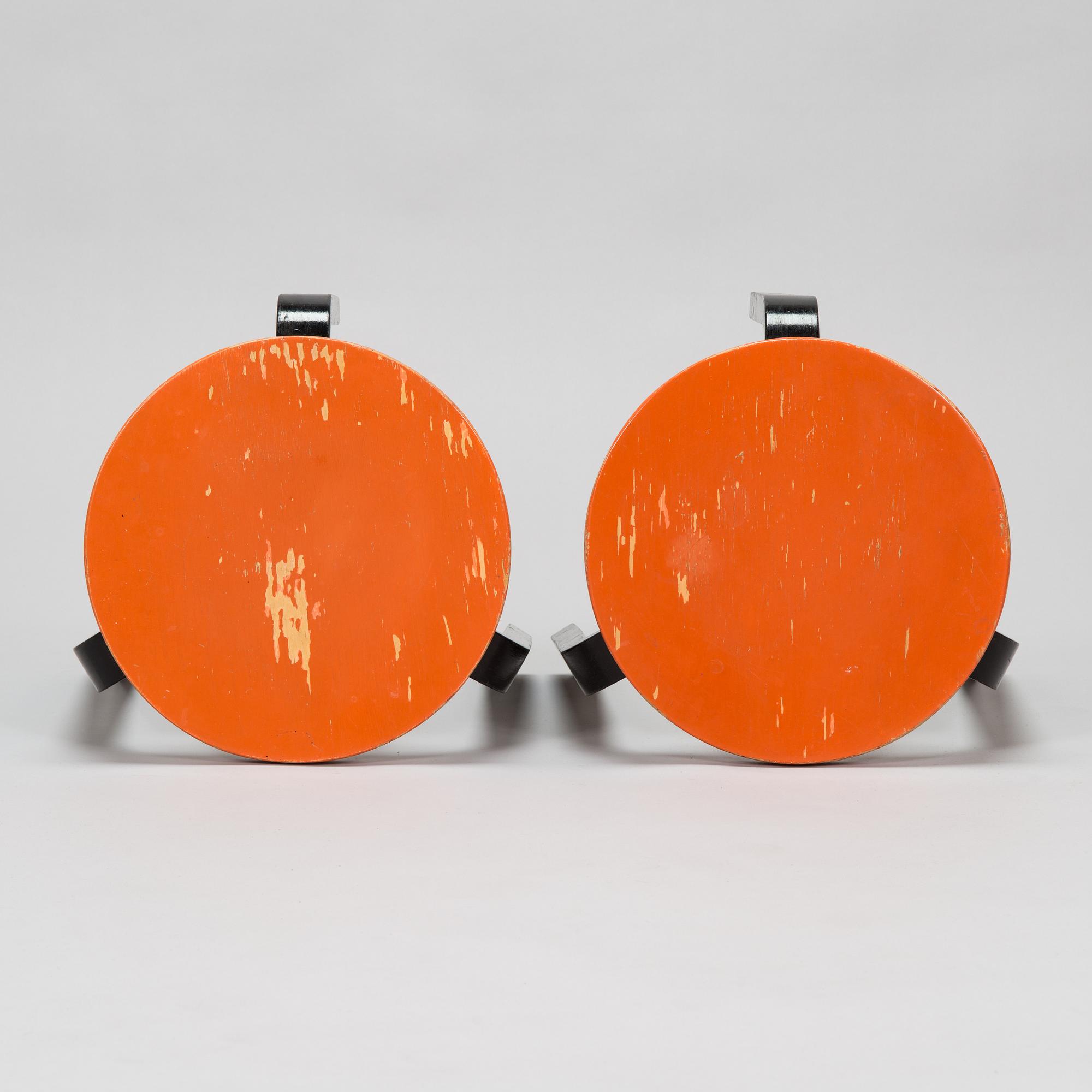 Alvar Aalto, jakkaroita, 2 kpl, malli 60  O.Y. Huonekalu-ja Rakennustyötehdas A.B. 1900-luvun puoliväli.