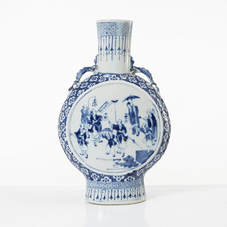A blue and white moon flask, Qing dynasty, 19th century.