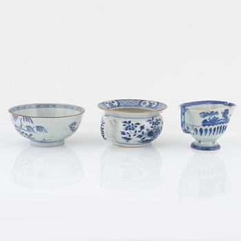 Four blue and white porcelain pieces, China, 18th-19th century.