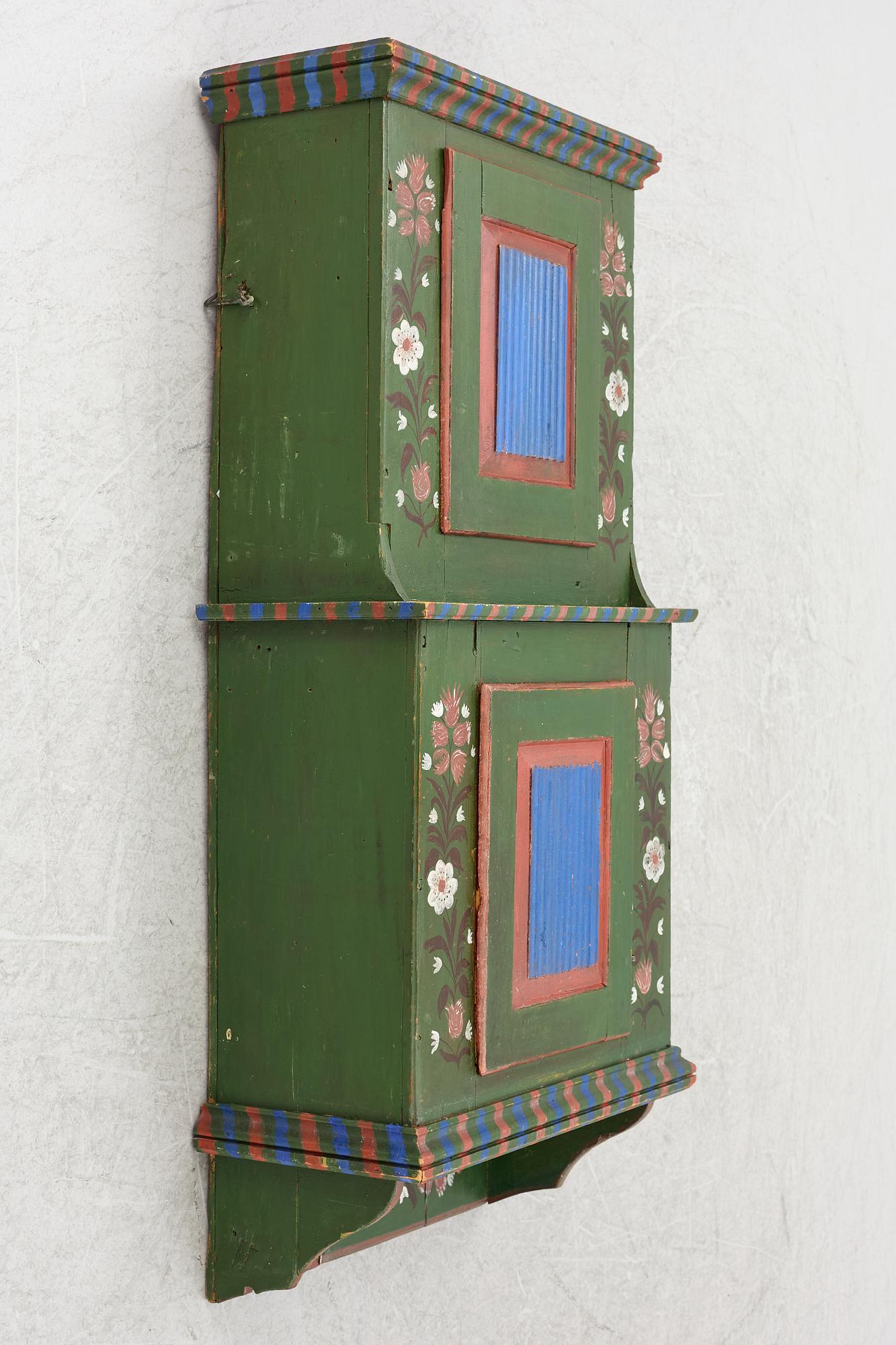 Hängskåp, allmoge, 1800-tal.