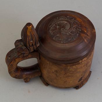 AN 18TH CENTURY BIRCH NORWEGIAN TANKARD.