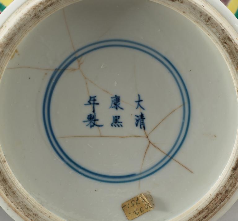 VAS, porslin. Qing dynastin, 1800-tal, med Kangxis sex karaktärers märke.