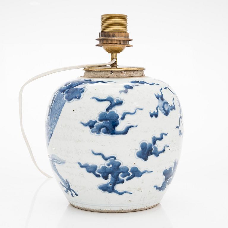 Bojaani/lampunjalka, posliinia. Kiina, Qing-dynastia, 1800-luku.