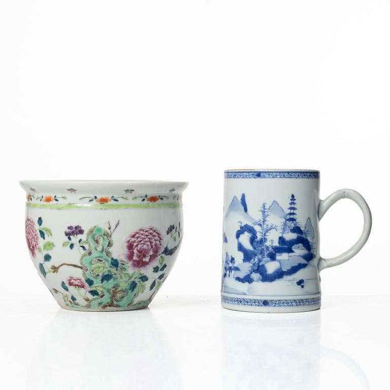 Mugg samt ytterfoder, porslin. Kina, Qingdynastin.