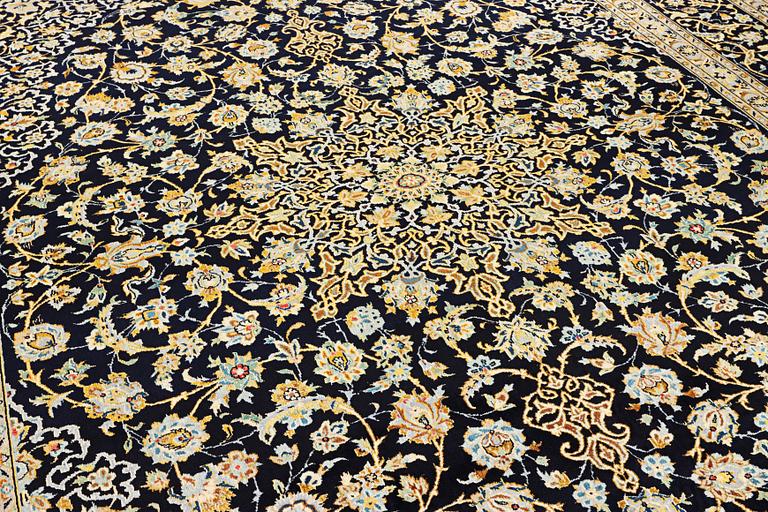 A Kashan carpet, a. 422 x 306 cm.