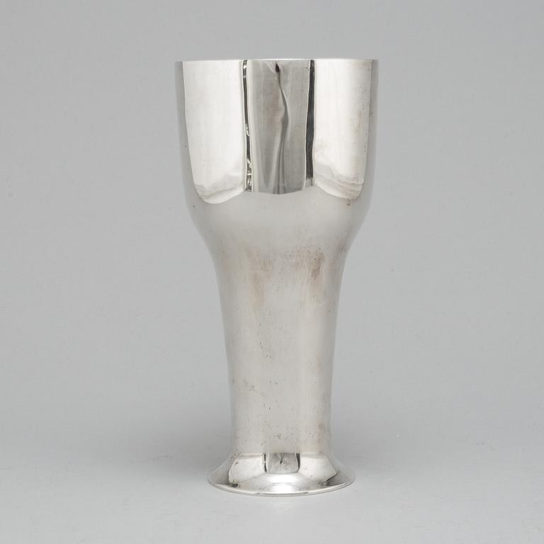 CG HALLBERG, a silver vase, 1910, 456 gram.