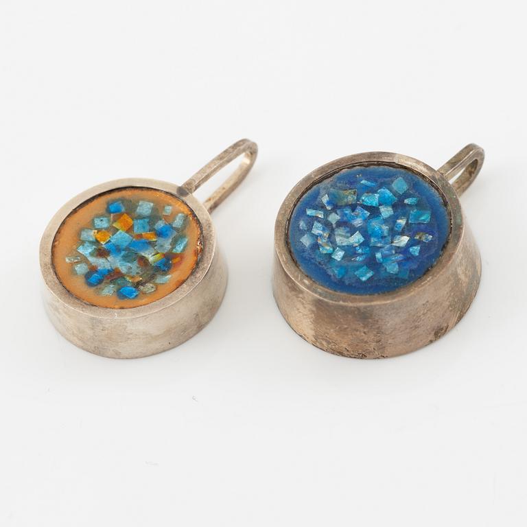 Lars Arby, ett armband och sex hängen samt en halsring, silver, med emalj.