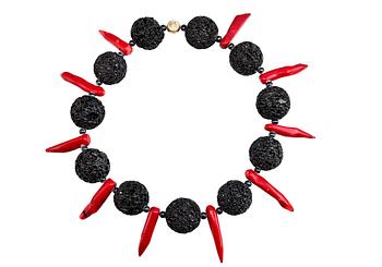 253. Ole Lynggaard, A NECKLACE.