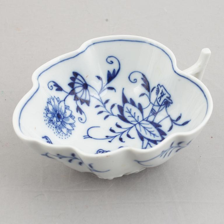 Five 'Zwiebelmuster' porcelain service pieces, Meissen, Germany.
