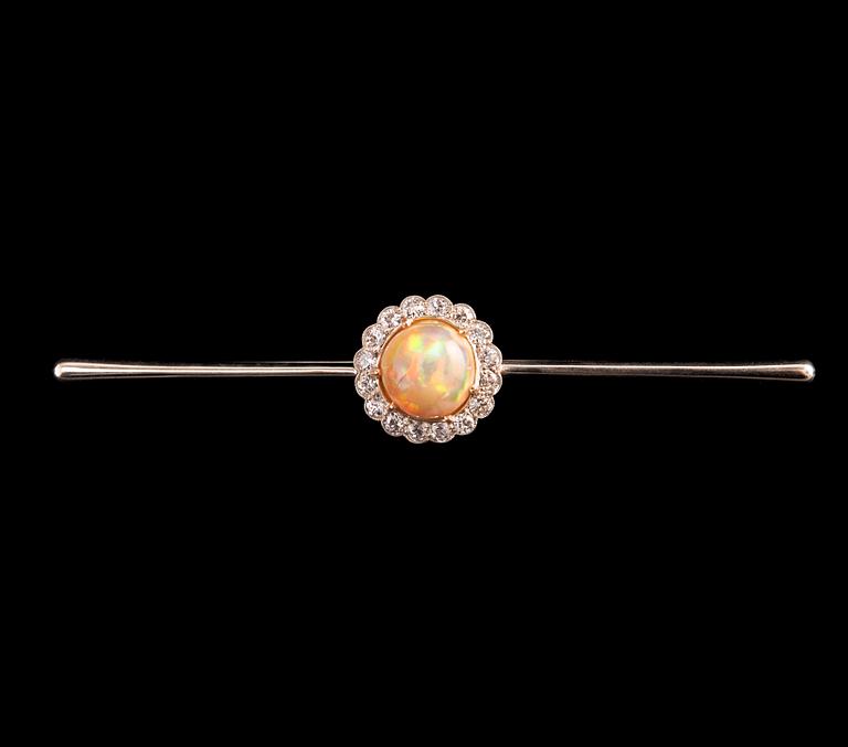 BROSCH, Briljantslipade diamanter ca 0.65 ct, Opal 10 mm.
14K guld. Ostämplad. Längd 85 mm, vikt 8,2 g.