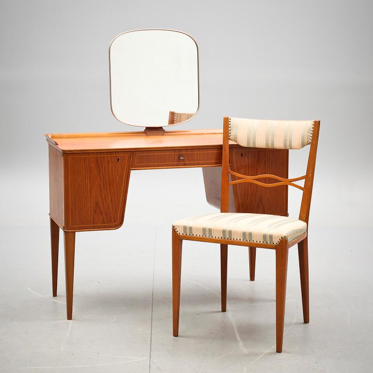 TOILETTEBORD MED STOL, NK brickmärkta, 1900-talets mitt.