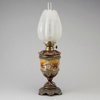 FOTOGENLAMPA, majolika, omkring 1900.