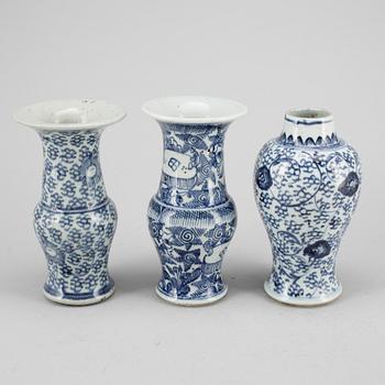 VASER, 2 st, och URNA, porslin, Kina, 1800-tal.