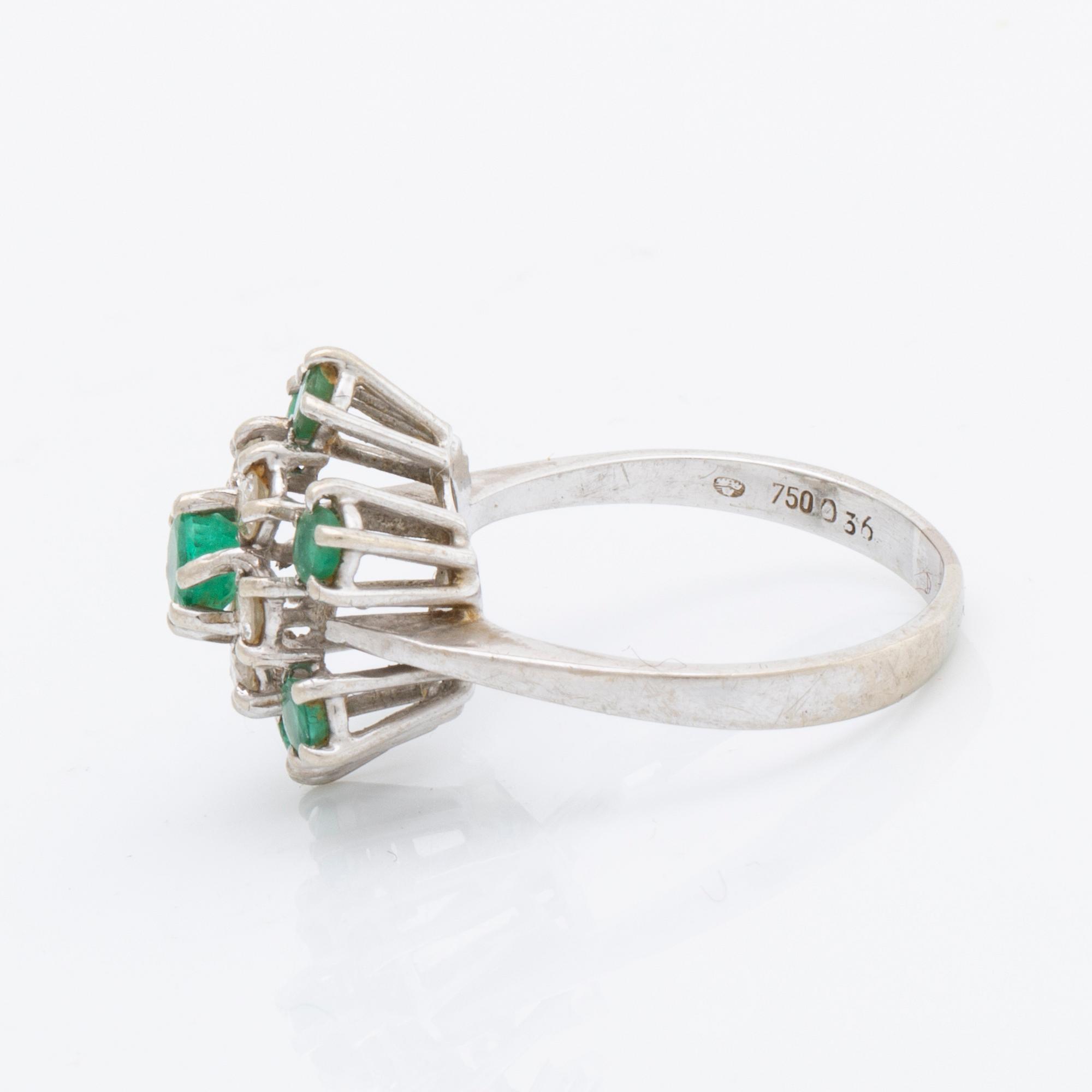 Ring 18K whitegold, brilliant-cut diamonds 0,36 ct inscribed and emeralds.