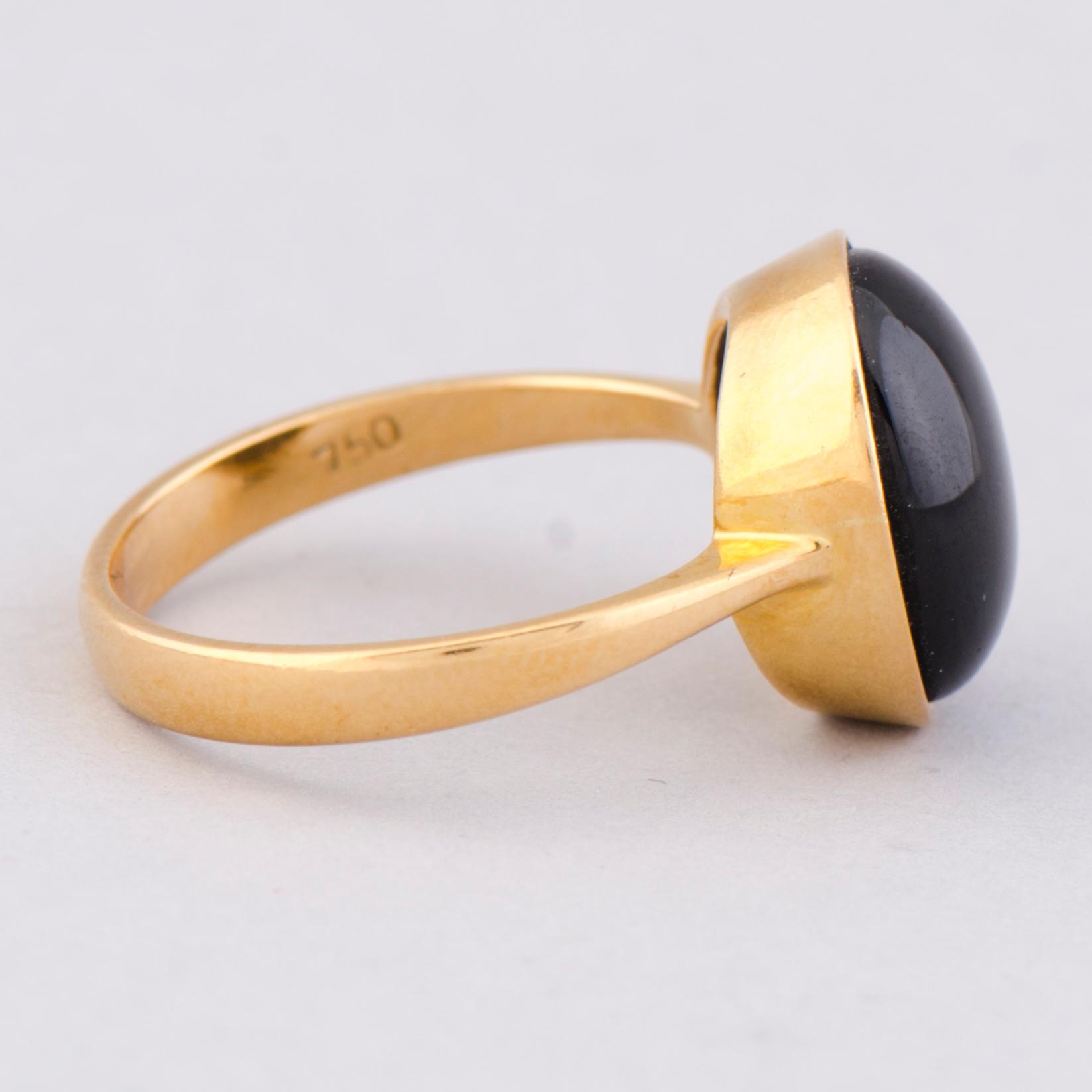 RING, svart stjärnsafir, 18K guld.