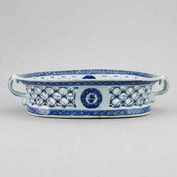 A blue and white chesnutbasket, Qing dynasty, Qianlong (1736-95).