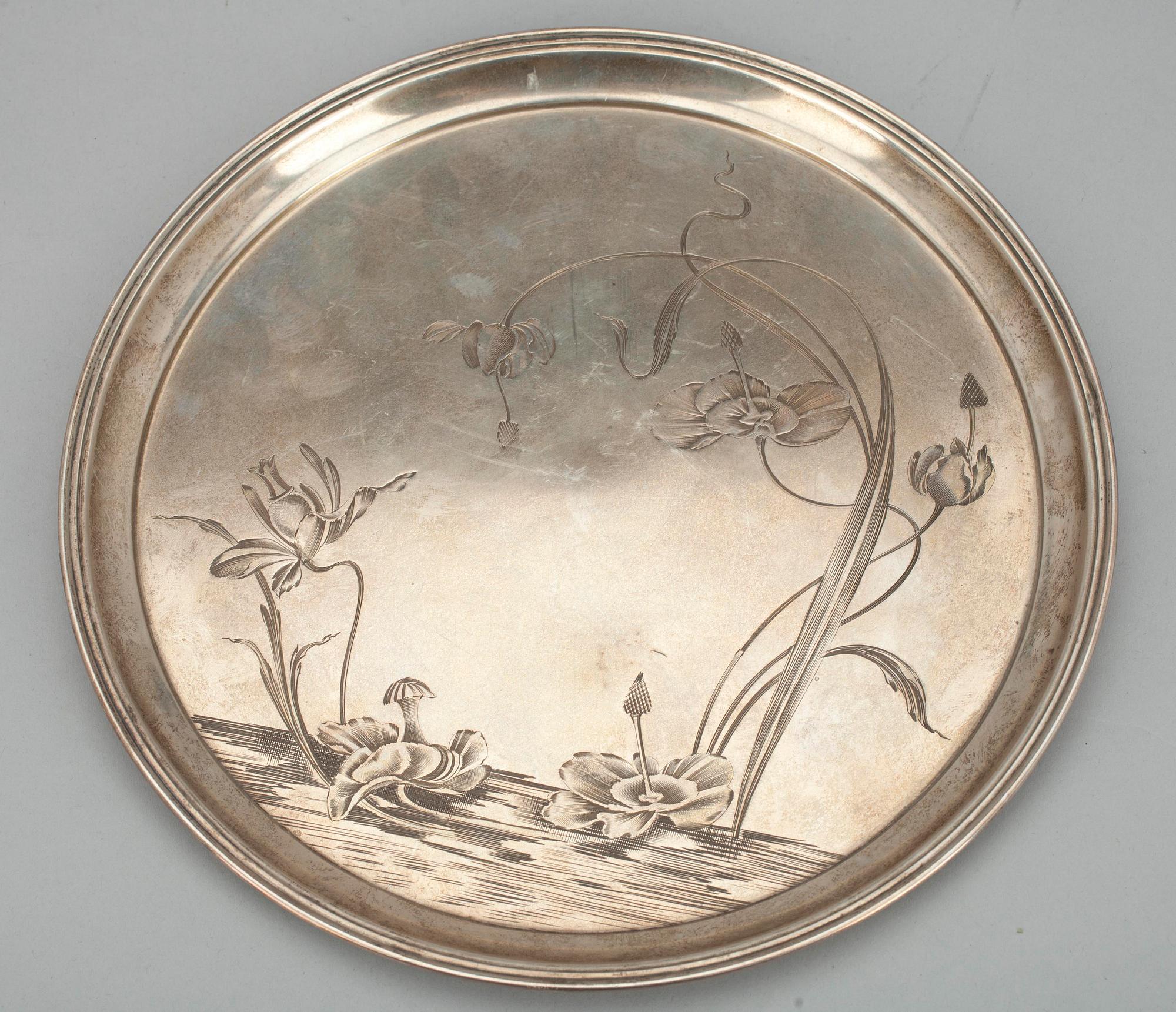 BRICKA, silver, Ryssland, Moskva ca. 1900. Vikt ca 273,4 g.