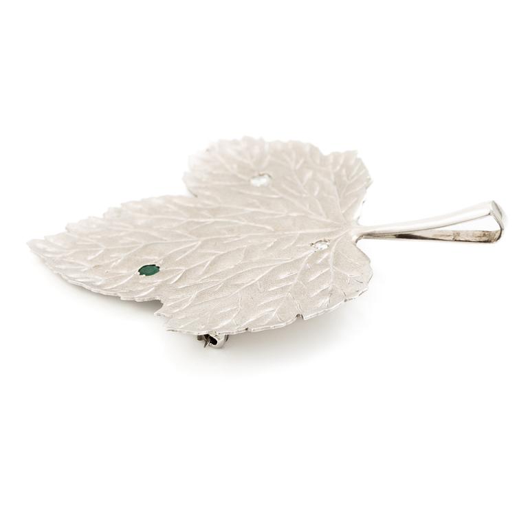 Brooch/pendant in the shape of a leaf, 18K white gold set with brilliant-cut diamonds and an emerald.