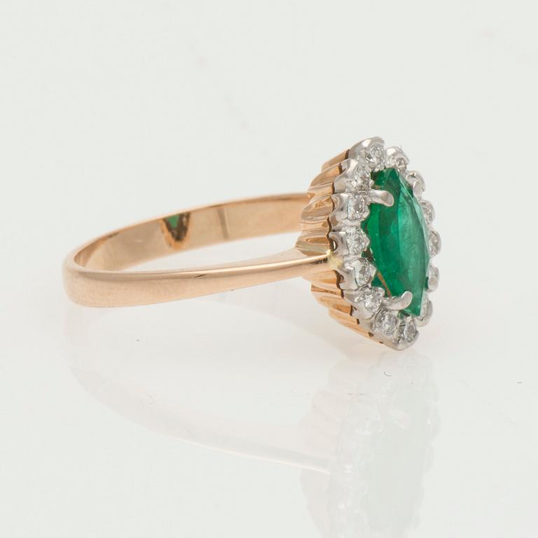 RING, markisslipad smaragd, briljantslipade diamanter, 14K guld. Matti Valkila, Helsinki 1995.