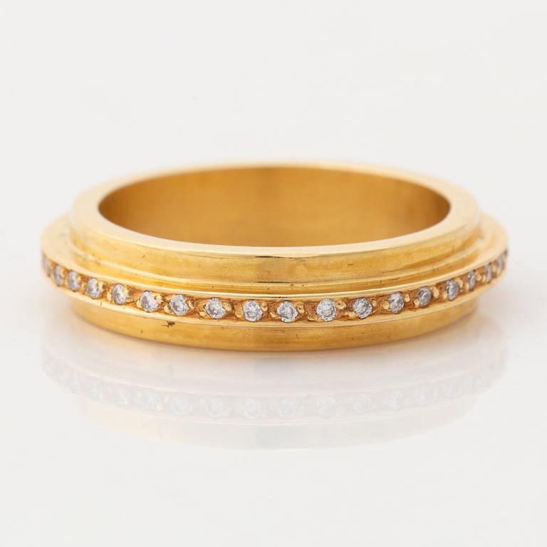 Efva Attling, 18K gold brilliant cut diamond ring.