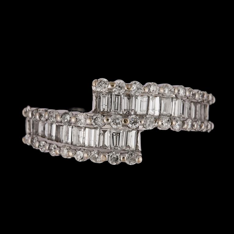 A baguette- and brilliant cut diamond ring, tot. 1.25 cts.
