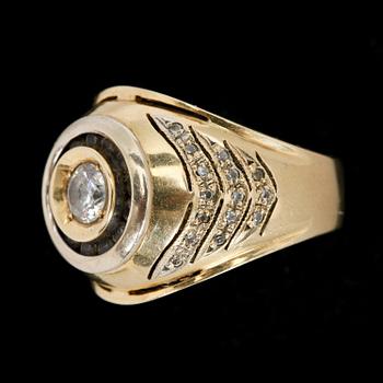 HERRING, 18k guld med vita glasstenar. Vikt 12,6 g.