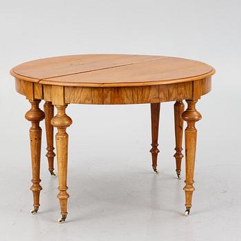 A late 19th century dining table.