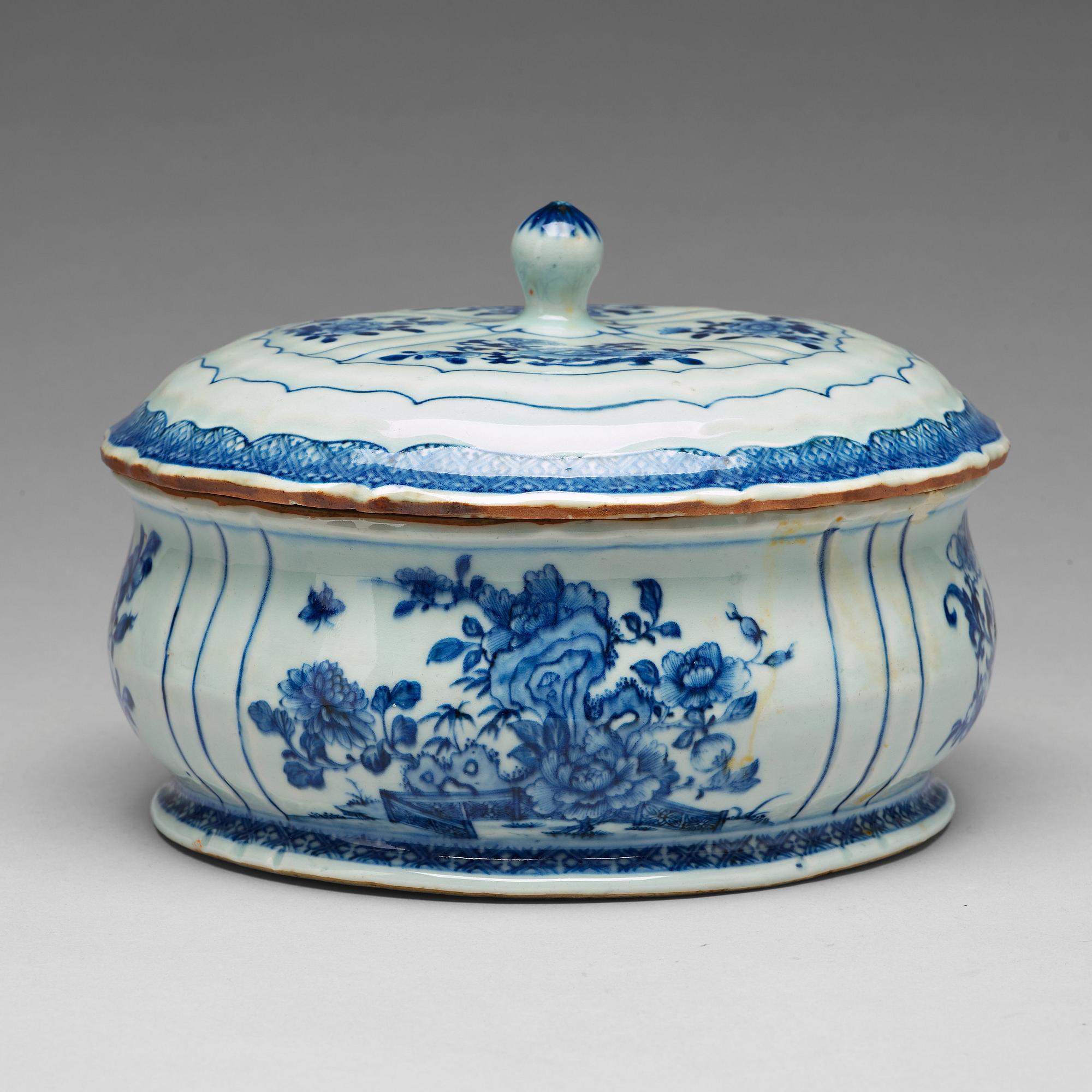 A blue and white tureen with cover, Qing dynasty, Qianlong (1736-95).