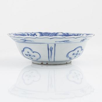 A Chinese porcelain vase and a Japanese Ming-style bowl, around the year 1900.