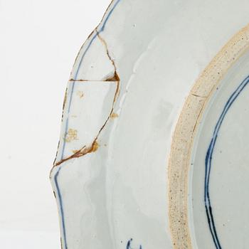 A blue and white Chinese porcelain charger, Qing Dynasty, Qianlong (1736-95).