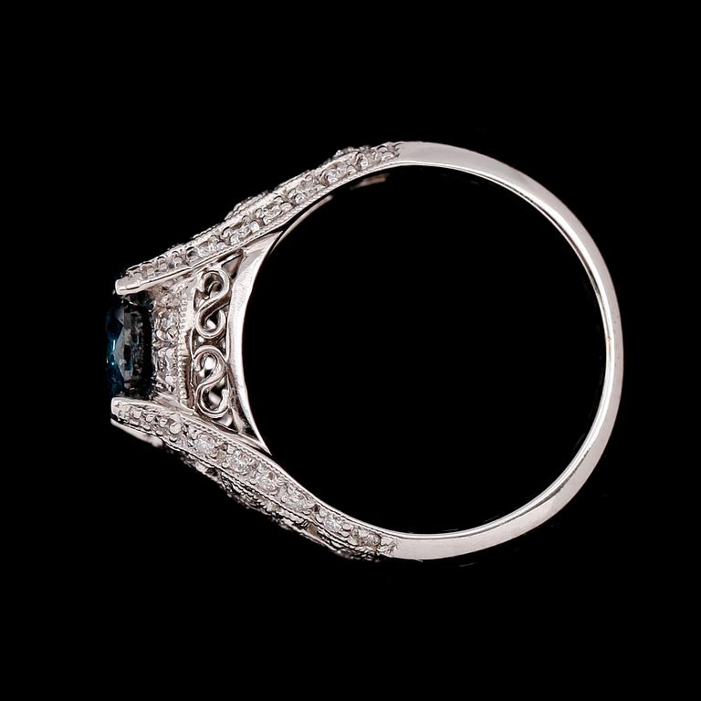 RING, 18 k vitguld, briljantslipad diamant ca 1.04 ct, mindre briljantslipade diamanter tot ca 0.31 ct. Tot ca 1.35 ct.