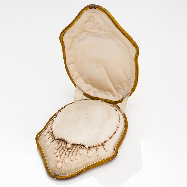 Halsband, 14K guld, gammalslipade diamanter ca 1.90 ct tot och pärlor. Österrike-Ungern sekelskiftet 1800/1900.