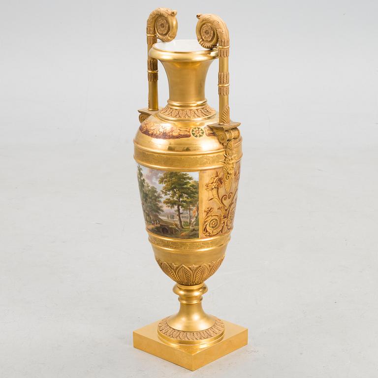 A RUSSIAN URN, bronze and porcelain, first half of the 19th century.