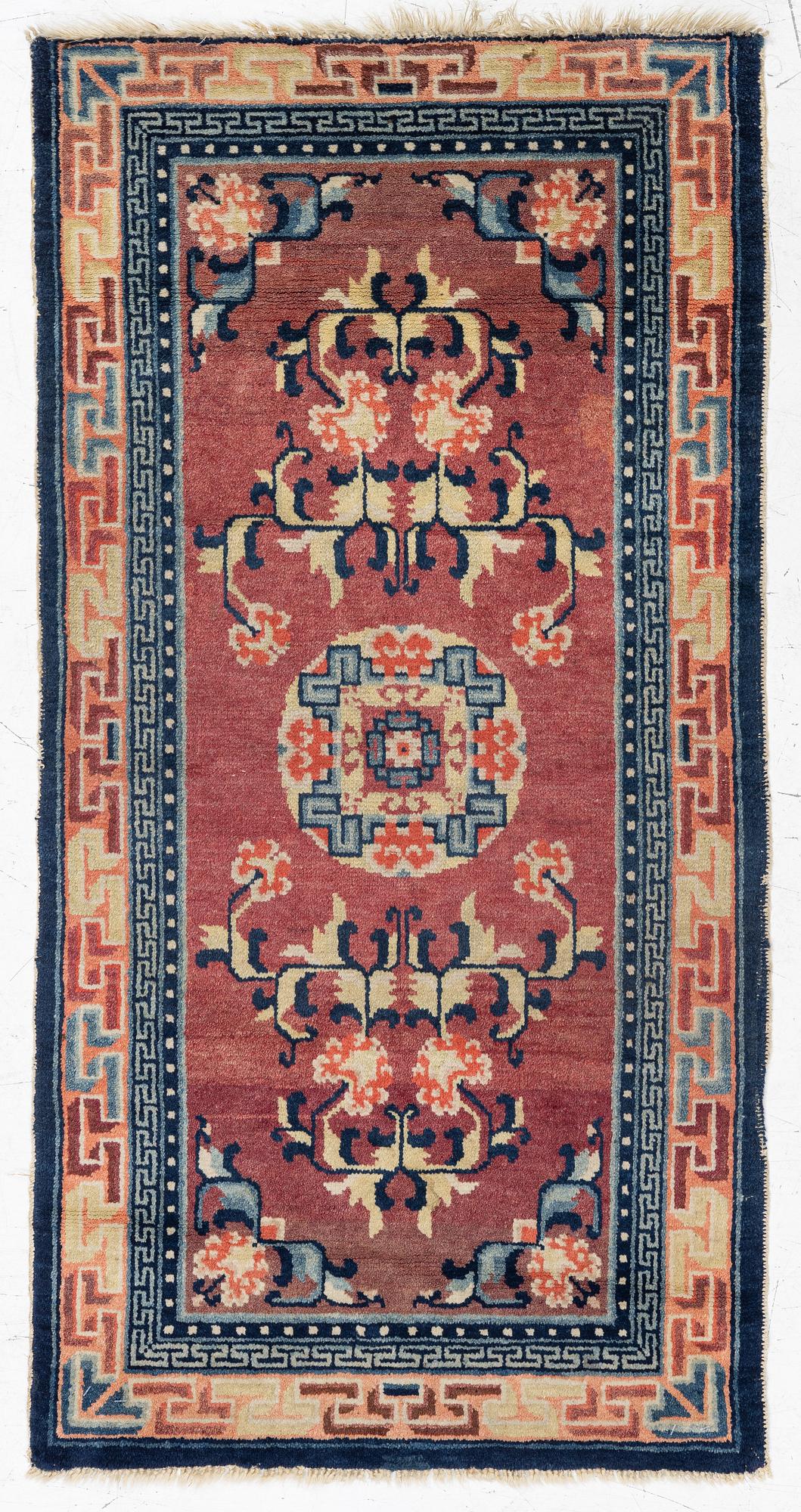 A Chinese rug, semi-antique/antique, 129 x 67 cm.