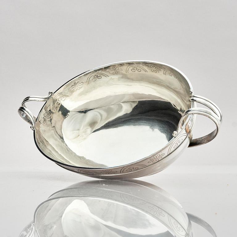W.A. Bolin, oval skål med hänklar, silver. Stockholm 1931.