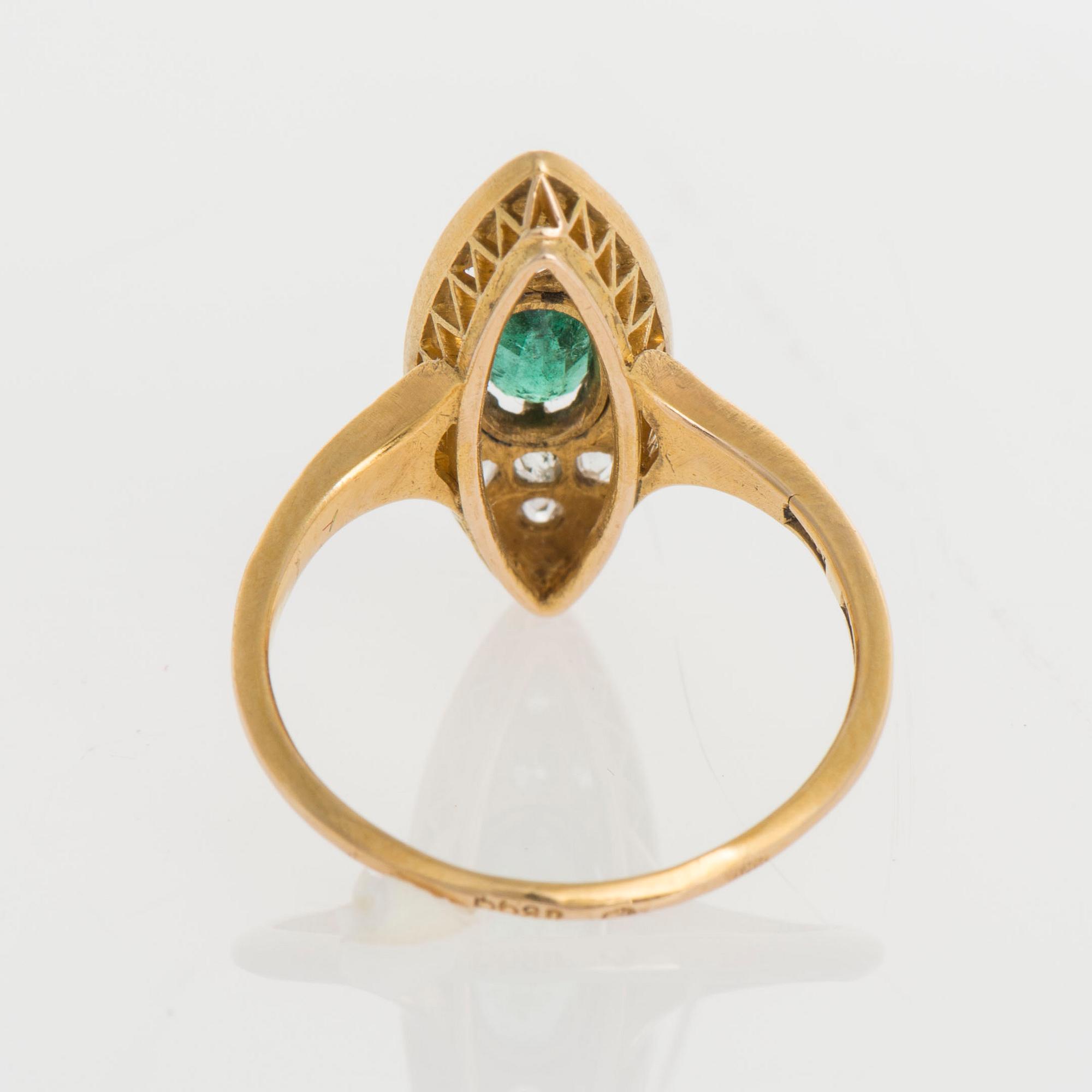 RING, guld (56), smaragd, ca 0,60 ct, små diamanter totalt ca 0,70 ct. Ryska stämplar. Vikt 3,1 g.