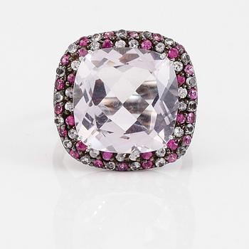 RING, silver, ametist, diamanter och rubiner.